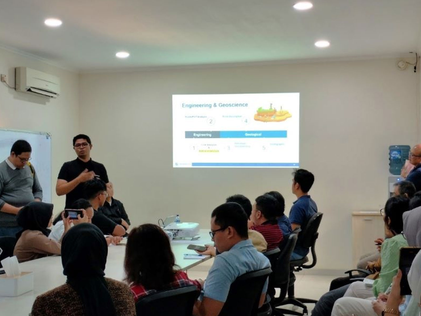 https://dpmk.itb.ac.id/ppkdgs/publik/rabmag/image/Mahasiswa ITB Mengenal Teknologi di Balik Sumber Daya Energi Melalui Ekskursi ke Laboratorium PT Geoservices